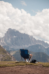 Turista, vaiajero descansa en una hamaca frente a unas vistas de alta montaña.