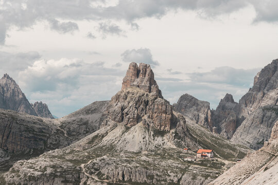 Fondo en 4K de alta definici&oacute;n de paisaje rocoso de alta monta&ntilde;a con refugio al fondo. 