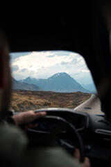 Viaje en coche por carretera con vistas a las montañas.