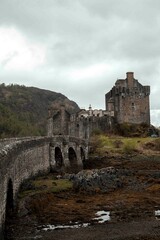Castillo de Eilean Donan de Escocia con nubes grises y reflejo en el agua. Fondo de castillo escoc&eacute;s. 