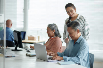 Obraz premium Senior men and women attending free computer training class