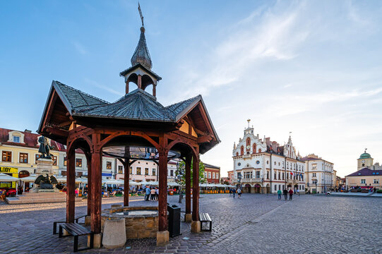 Studnia na rzeszowskim rynku. Rzesz&oacute;w, Polska.