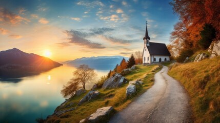 Avusturya Alpleri'ndeki Traunsee Gölü üzerindeki bir tepede bulunan şapel. Gün batımı sırasında muhteşem doğa manzarası. Seyahat macera konsepti. Renkli doğal arka plan.