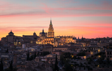 Fototapeta na wymiar La majestuosa Catedral de Toledo 