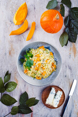 Traditionelles italienisches Risotto mit Hokkaido Kürbis und Gorgonzola Weichkäse serviert als Draufsicht in einer Nordic Design Schale 