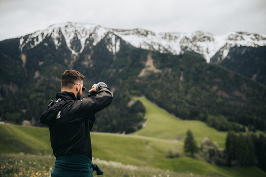Fot&oacute;grafo tomando una foto al paisaje con nieve  de Dolomitas Alpes Italiano 