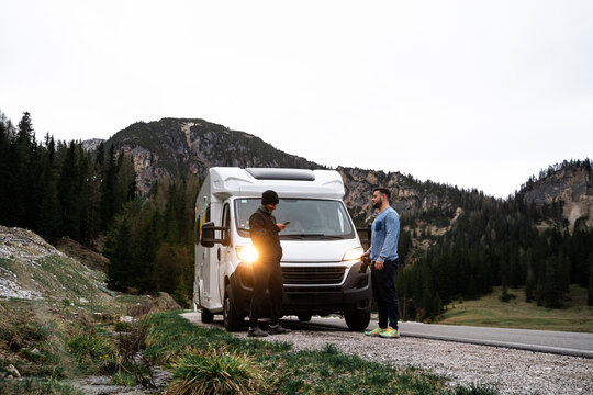 Amigos planificando viaje en autocaravana , en Dolomitas Alpes Italianos.
