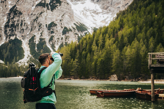 Fot&oacute;grafo con c&aacute;mara y mochila en Dolomitas Alpes Italianos 