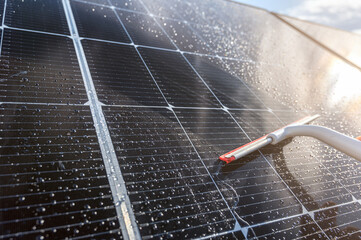 Reinigung eines Solarpanels zur Erhöhung der Effizienz - obrazy, fototapety, plakaty