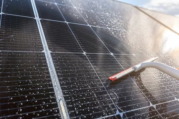 Fotobehang Reinigung eines Solarpanels zur Erhöhung der Effizienz © Ralf Geithe