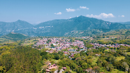 Fototapeta na wymiar Panoramic landscape with a view of the town of Venice in Antioquia, Colombia.