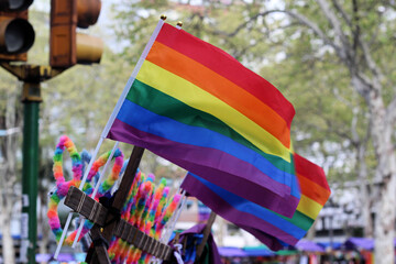 bandeira símbolo da diversidade nas ruas da cidade no dia da parada lgbt ou orgulho gay - obrazy, fototapety, plakaty