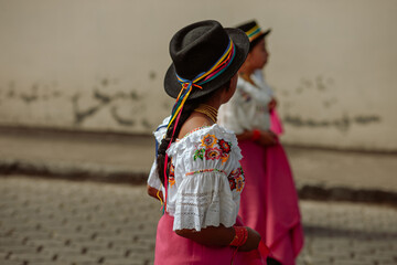 Celebraciones tradicionales de los pueblos indígenas del norte de Ecuador Sudamérica - obrazy, fototapety, plakaty