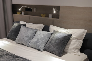 Pillows on the double bed in the bedroom