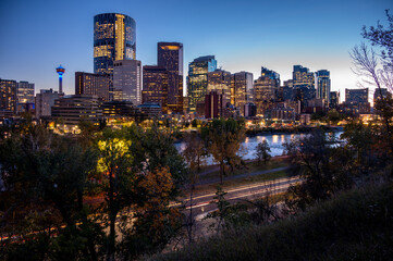 Fototapeta na wymiar View of Calgary's modern skyline on a beautiful autumn evening.