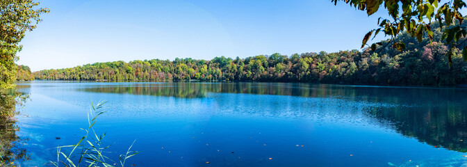 Green Lakes State Park Panarama Syracuse, NY's natural gem featuring emerald lakes and scenic trails, ideal for outdoor enthusiasts and nature lovers tree bark  - obrazy, fototapety, plakaty