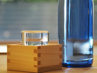 涼し気な青い瓶と日本酒