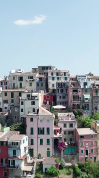 Les Cinque Terre se composent d'une rang&eacute;e de villages (Monterosso, Vernazza, Corniglia, Manarola et Riomaggiore) pluricentenaires situ&eacute;s sur le littoral accident&eacute; de la Riviera italienne.