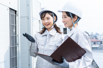 作業着を着た女性2人
