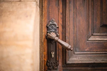 Cercles muraux Vielles portes old wooden door handle