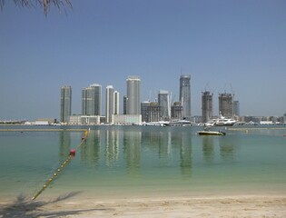 Dubai Yachthafen und Hochhäuser