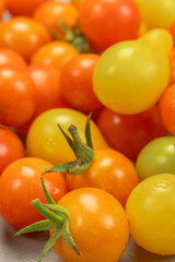 tomates cerise, en gros plan, sur une planche à découper
