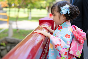 神社の欄干から見下ろす着物の少女