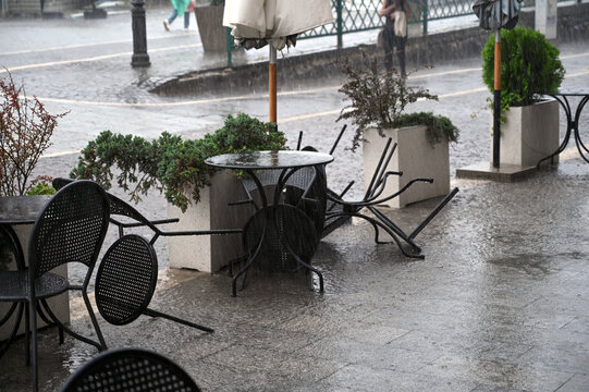 Heavy rainstorm with strong wind i
