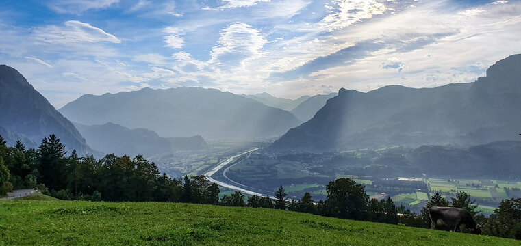 Triesenberg, Liechtenstein: Blick ins alpine Rheintal