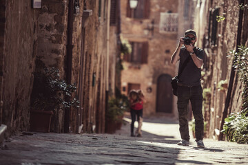 Fototapeta na wymiar Photographer in an alley in an Italian town.