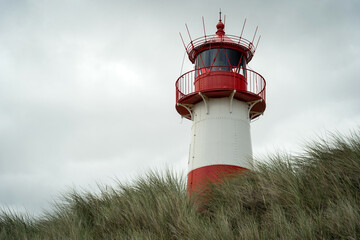 Phare rouge et blanc dans l'extrême pointe nord de l'Allemagne sur l'île de Sylt