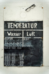 Panneau avec la température de la  mer Baltique sur la plage de Flügger