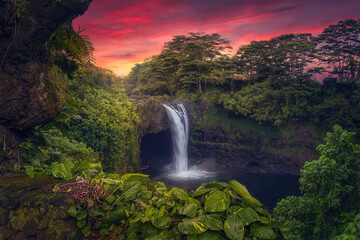 Wonderful sunset colours at Rainbow Falls in Hilo. The falls provide a peaceful oasis and have a deep connection between the Hawaii Island’s and the Hawaiian mythology. Hilo, Wailuku River, USA