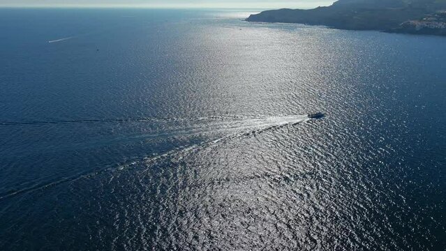 Retour du chalutier au port de Banyuls sur mer en M&eacute;diterran&eacute;e sur la cote Vermeille