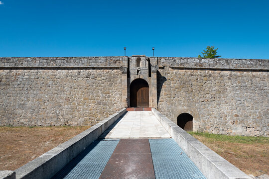 Caminho e ponte de acesso ao forte de São Neutel com o portal de entrada ao fundo , forte militar medieval em Chaves, Portugal
