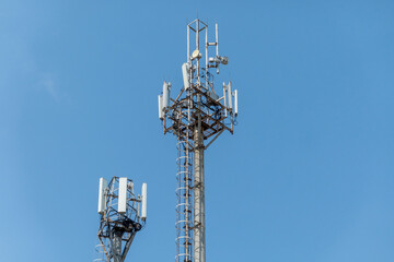 5G radio network telecommunication equipment with radio modules and smart antennas mounted on a metal