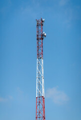 5G radio network telecommunication equipment with radio modules and smart antennas mounted on a metal