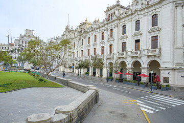 Prédios históricos com bandeira do Peru no centro de Lima.  - obrazy, fototapety, plakaty
