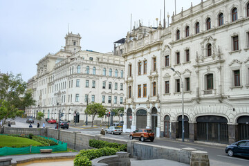 Fototapeta na wymiar Praça San Martin em Lima, Peru com seus prédios históricos e carros na rua. 
