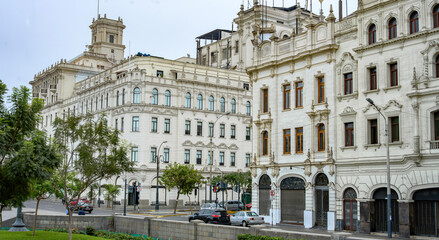 Praça San Martin em Lima, Peru com seus prédios históricos e carros na rua.  - obrazy, fototapety, plakaty