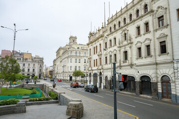 Praça San Martin em Lima, Peru com seus prédios históricos e carros na rua.  - obrazy, fototapety, plakaty
