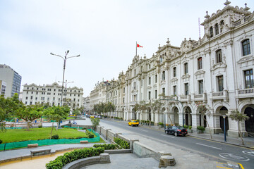 Prédios históricos com bandeira do Peru no centro de Lima.  - obrazy, fototapety, plakaty