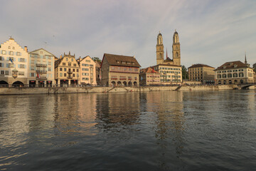 Zürcher Altstadtansicht; Limmatquai mit Grossmünster