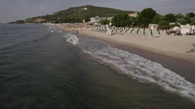 Kraniewo, widok na brzeg z falami. Bułgaria.