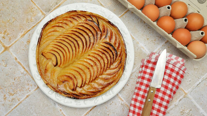 tarte aux pommes, en gros plan, sur une table