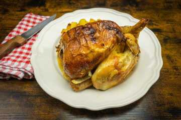 poulet rôti, en gros plan, dans une assiette
