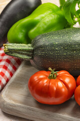tomates, courgette, aubergines et oignons en gros plan	