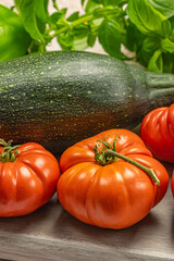 tomates, courgette, aubergines et oignons en gros plan	