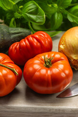tomates, courgette, aubergines et oignons en gros plan	