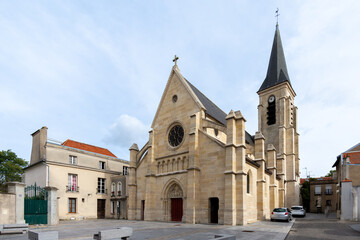 Vue extérieure de l'église catholique Saint-Hermeland à Bagneux, France, construite au 12ème siècle dans le style gothique - obrazy, fototapety, plakaty